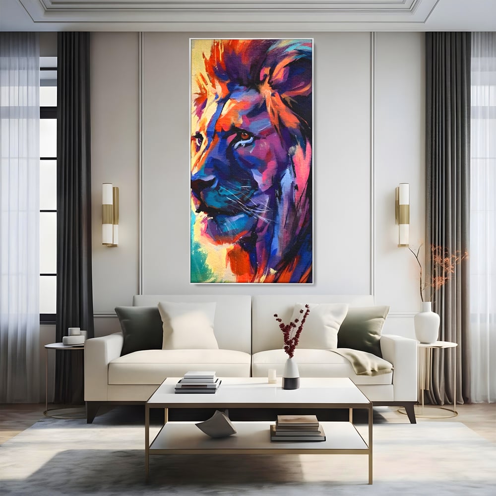 Tablou canvas cu tablou canvas cu leu colorat, in rama de aluminiu argintiu, pe perete intr-un living